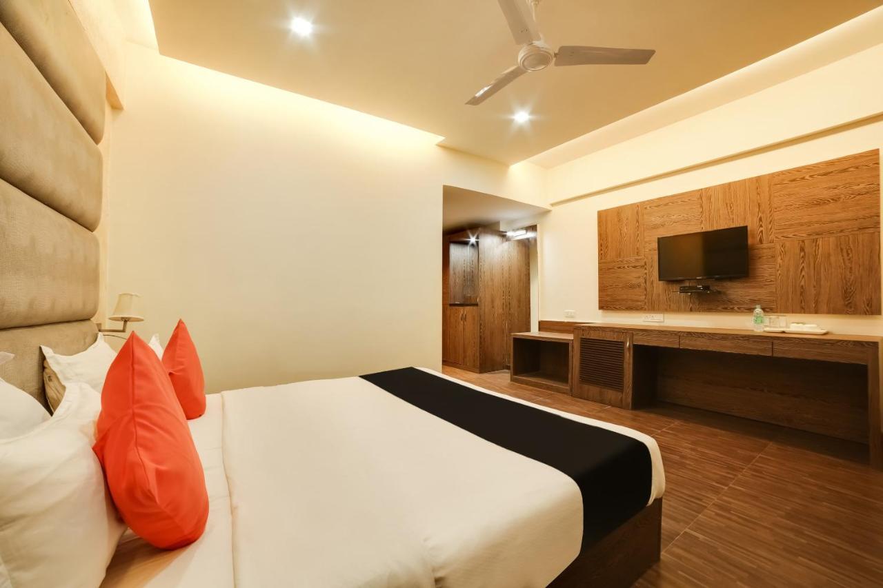 Capital O 61351 Waii International Hotel Bhalukpung Luaran gambar