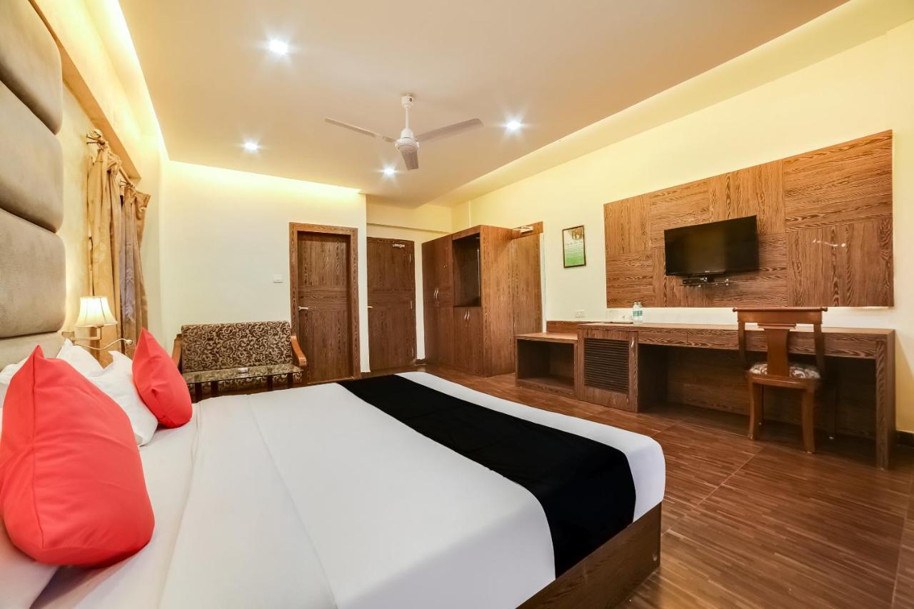 Capital O 61351 Waii International Hotel Bhalukpung Luaran gambar