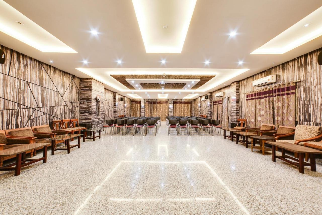 Capital O 61351 Waii International Hotel Bhalukpung Luaran gambar