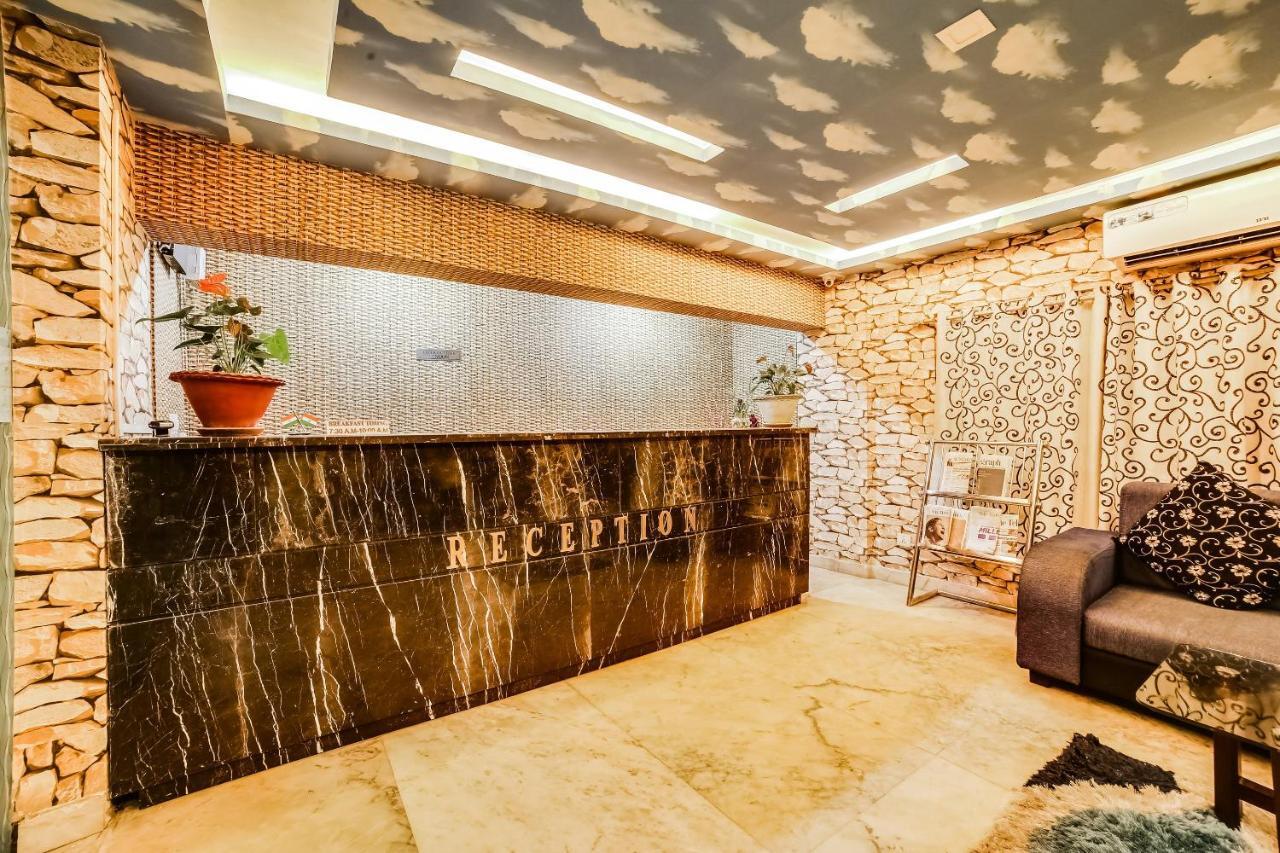 Capital O 61351 Waii International Hotel Bhalukpung Luaran gambar