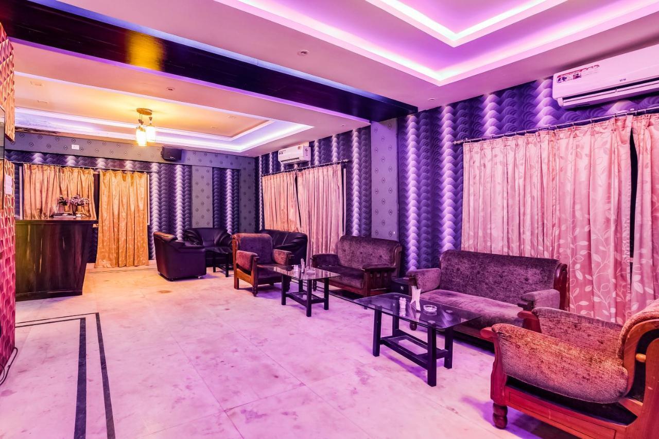 Capital O 61351 Waii International Hotel Bhalukpung Luaran gambar